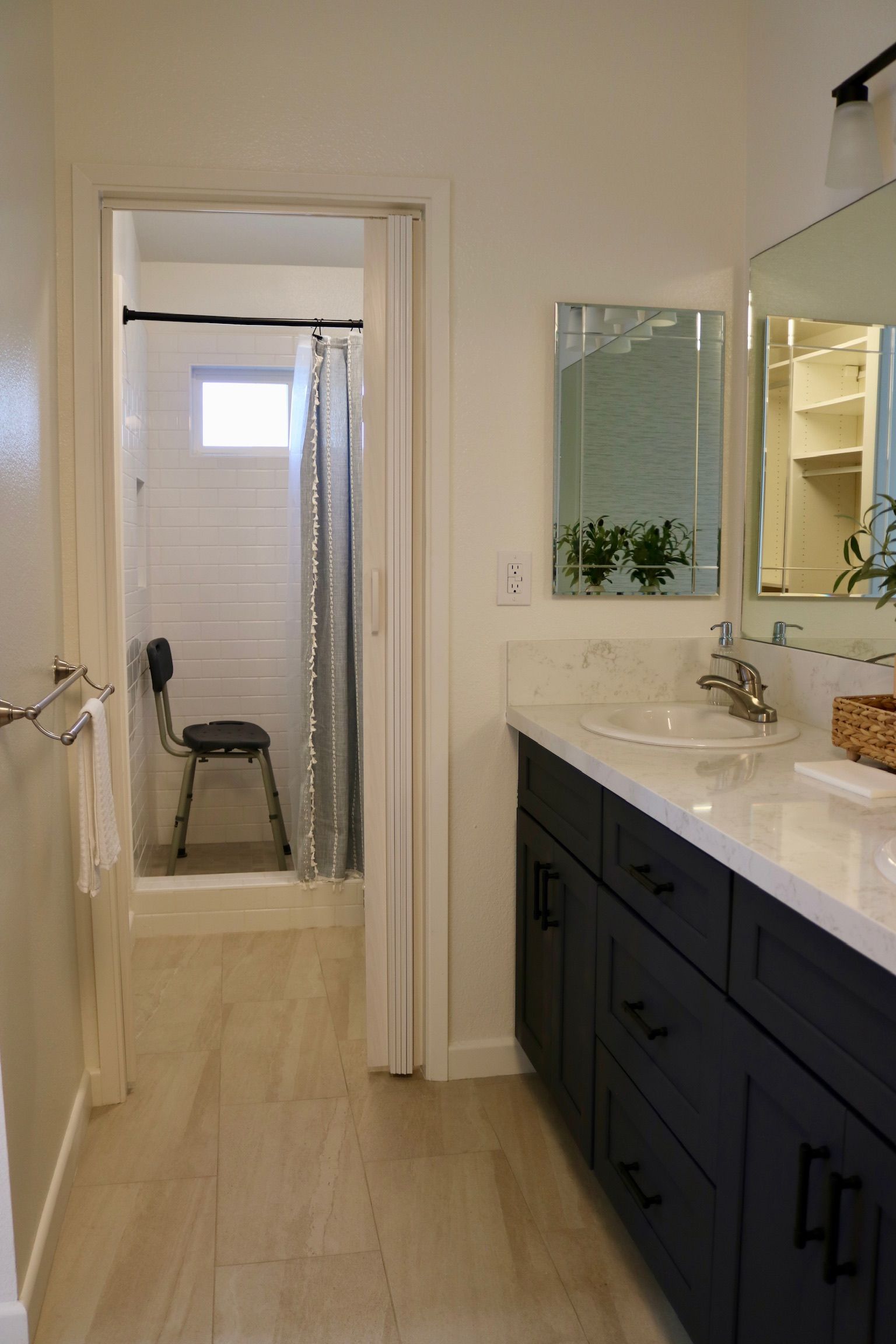 En suite private bathroom in the master bedroom suite